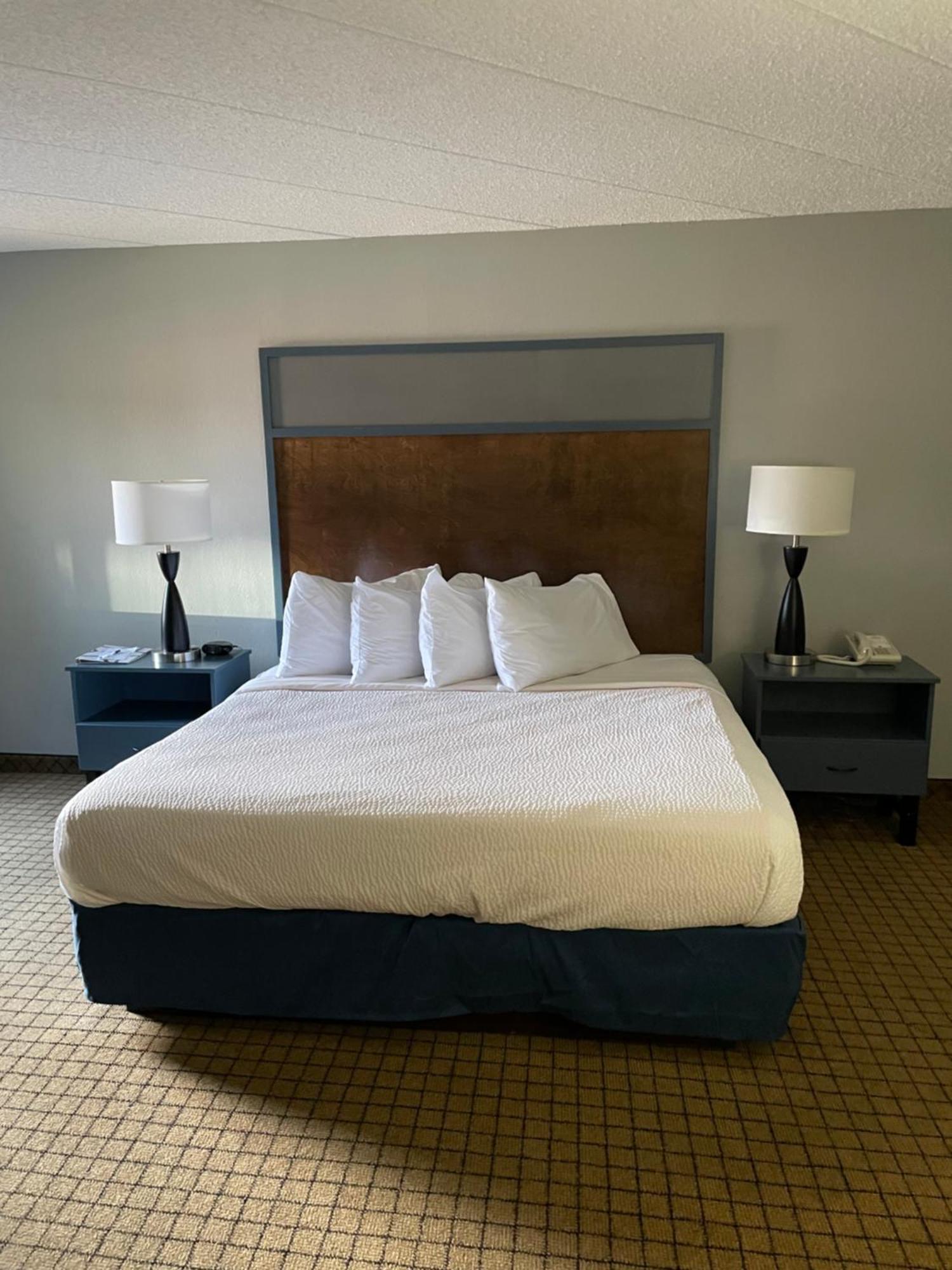 Americinn By Wyndham Hartford Wi Esterno foto