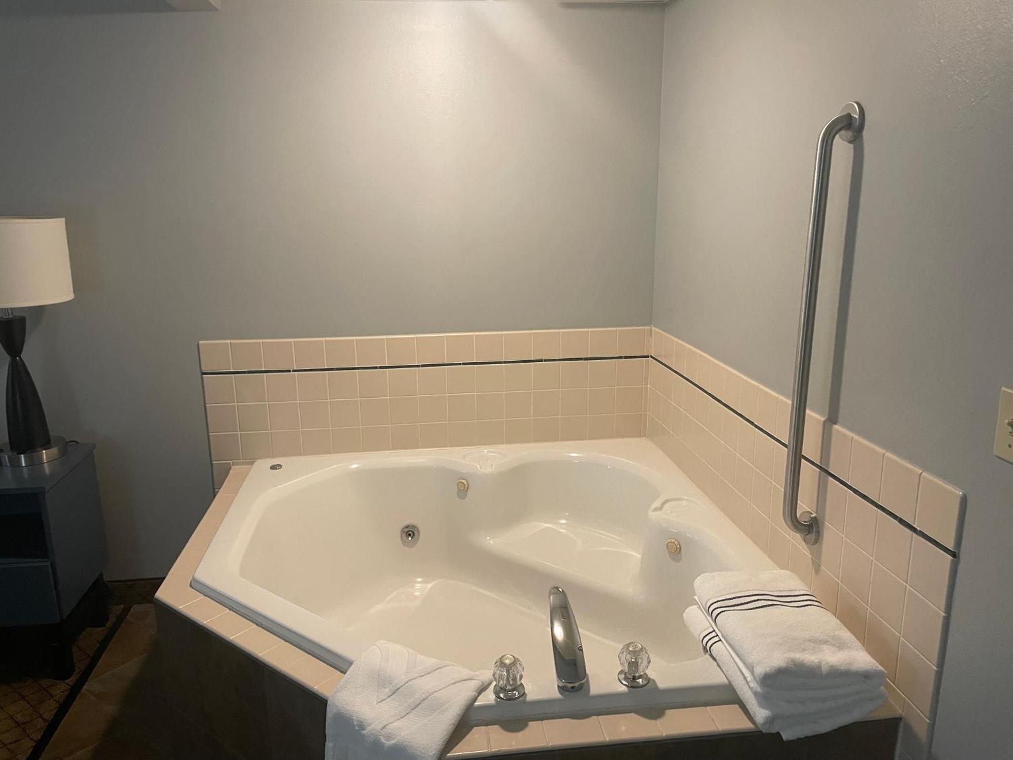 Americinn By Wyndham Hartford Wi Esterno foto