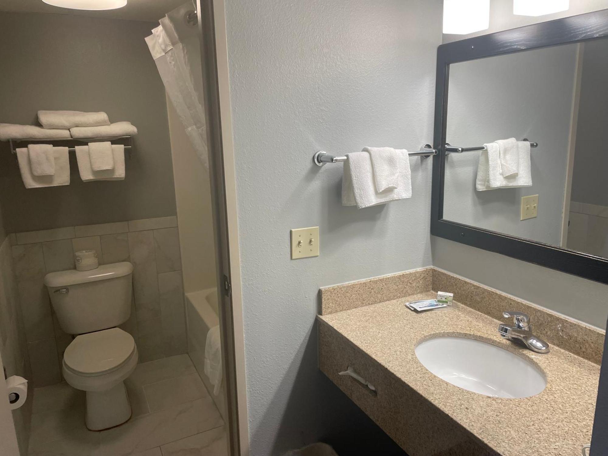 Americinn By Wyndham Hartford Wi Esterno foto