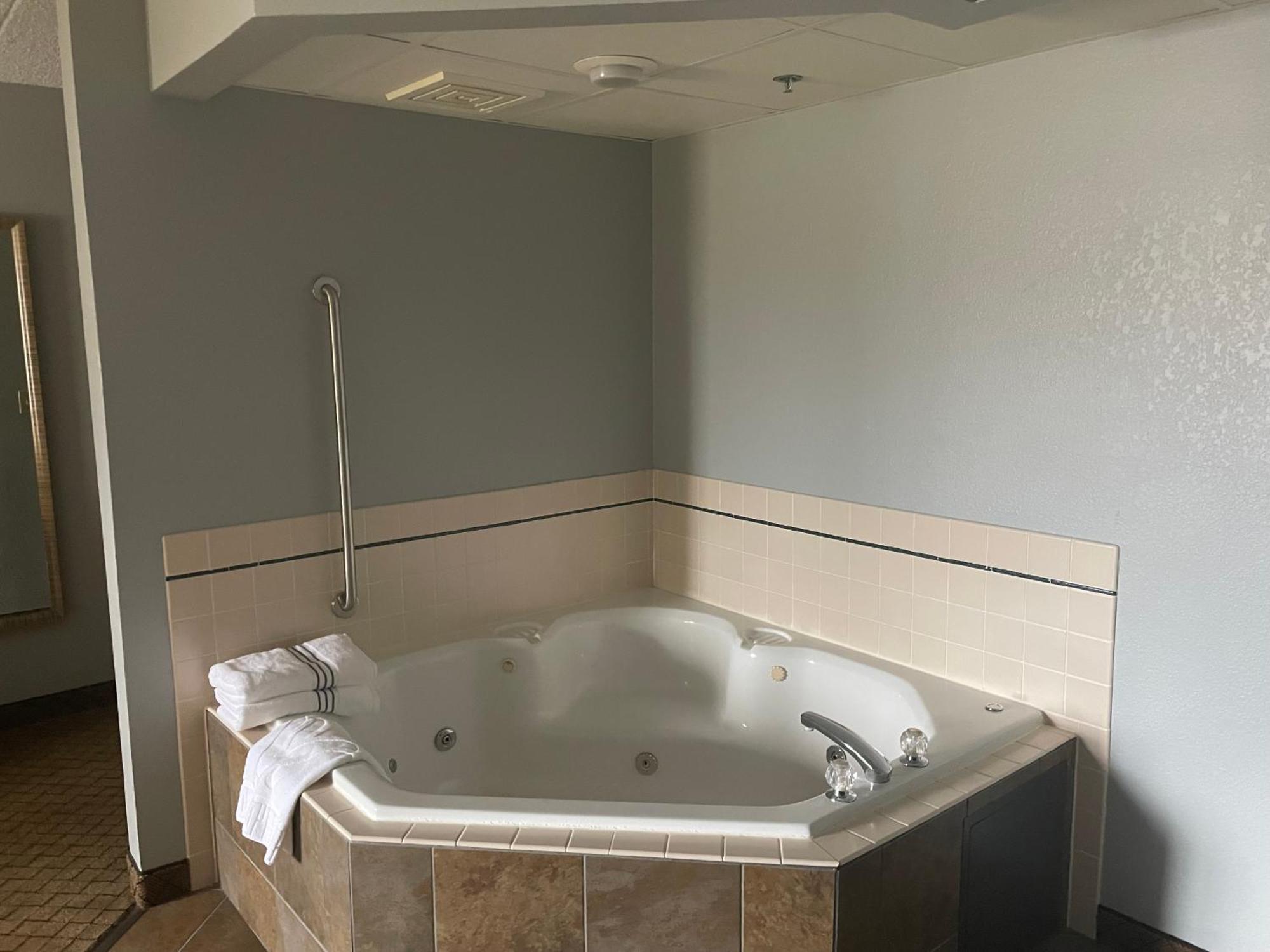 Americinn By Wyndham Hartford Wi Esterno foto
