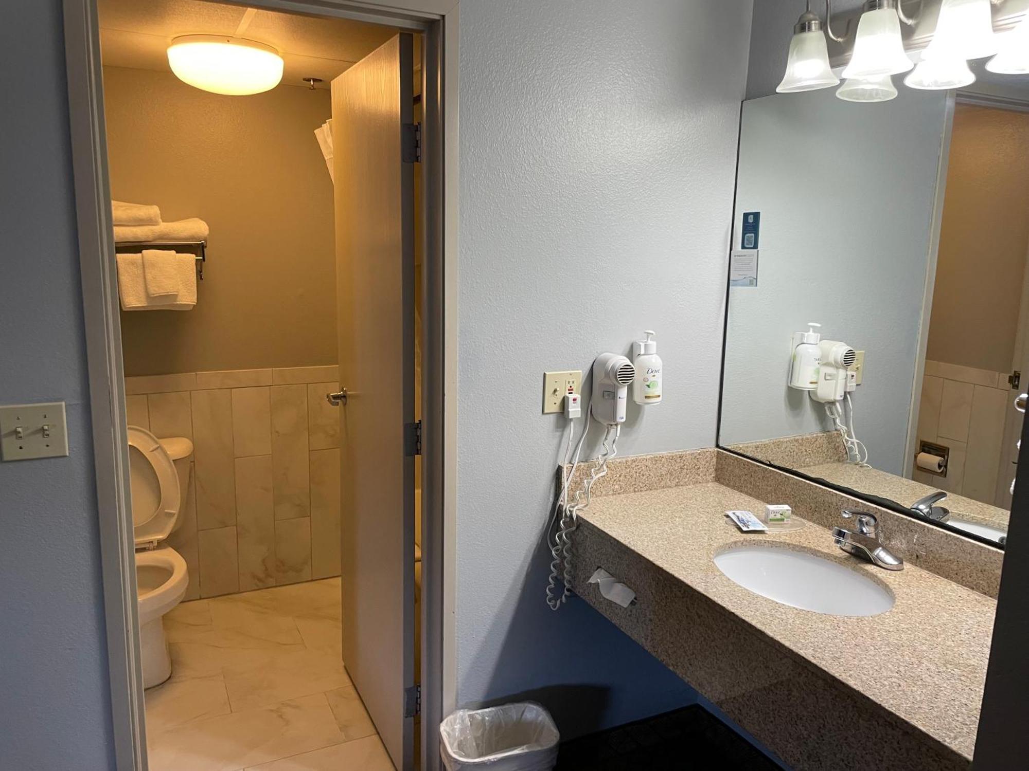 Americinn By Wyndham Hartford Wi Esterno foto