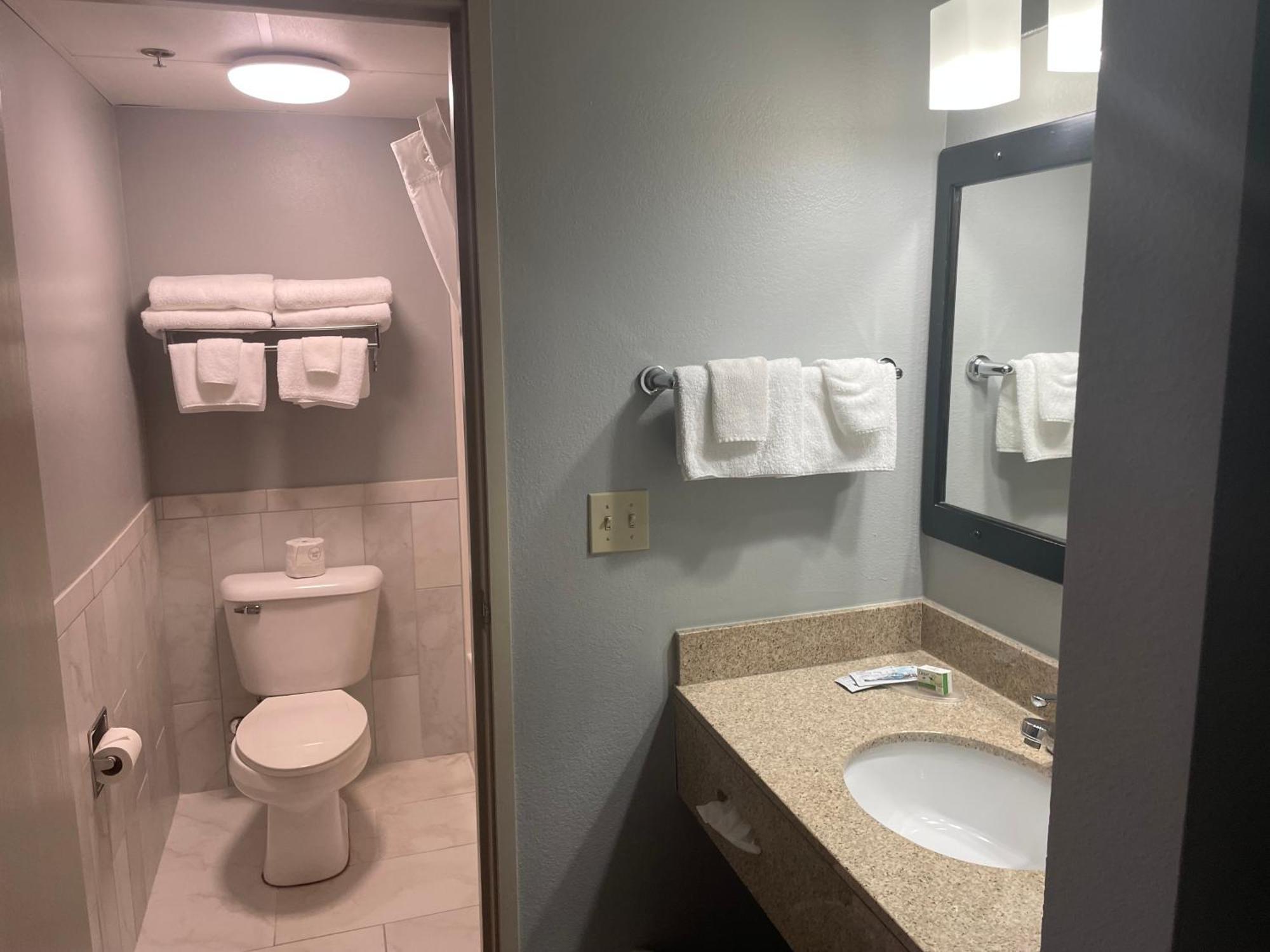 Americinn By Wyndham Hartford Wi Esterno foto