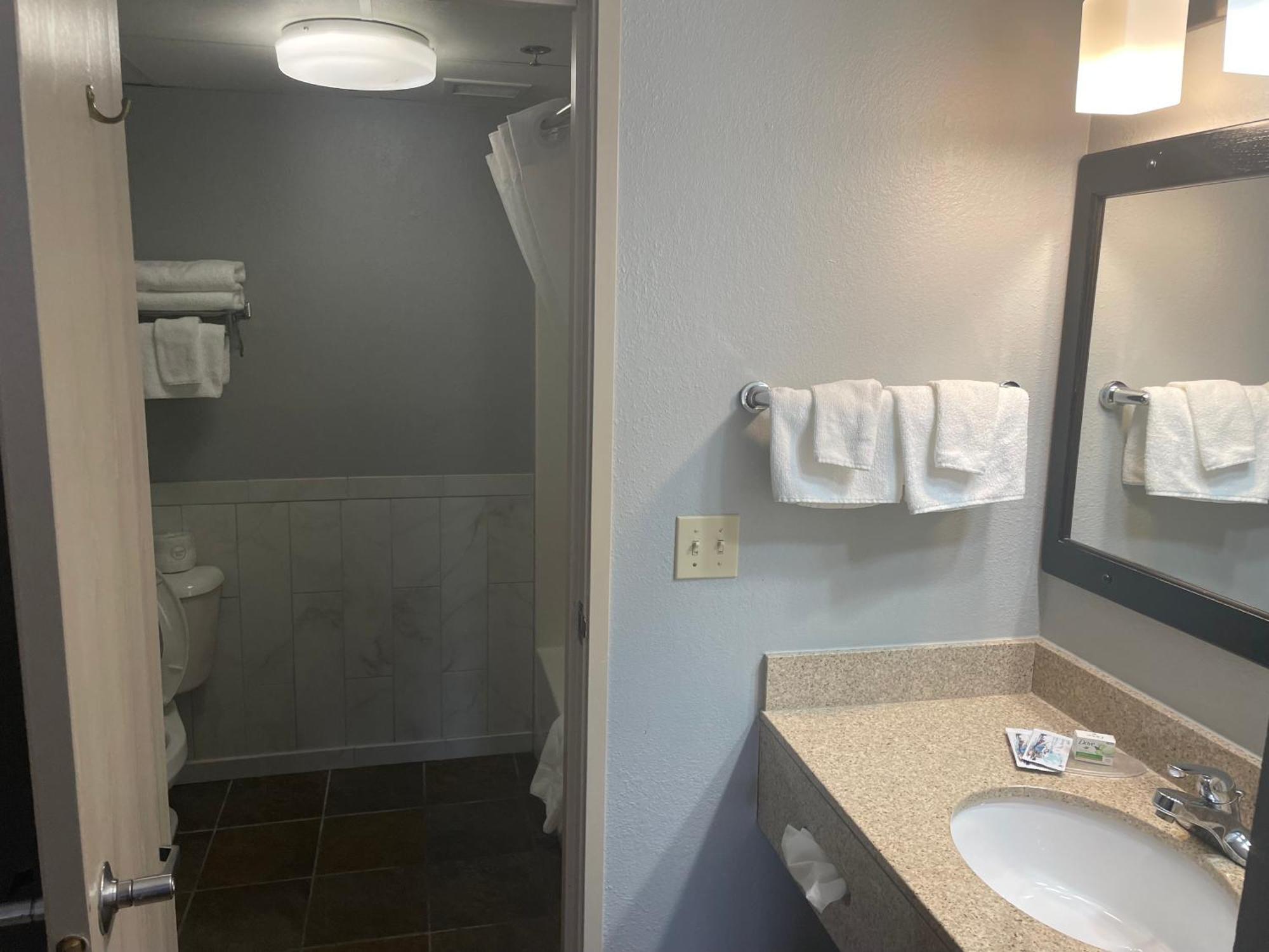 Americinn By Wyndham Hartford Wi Esterno foto