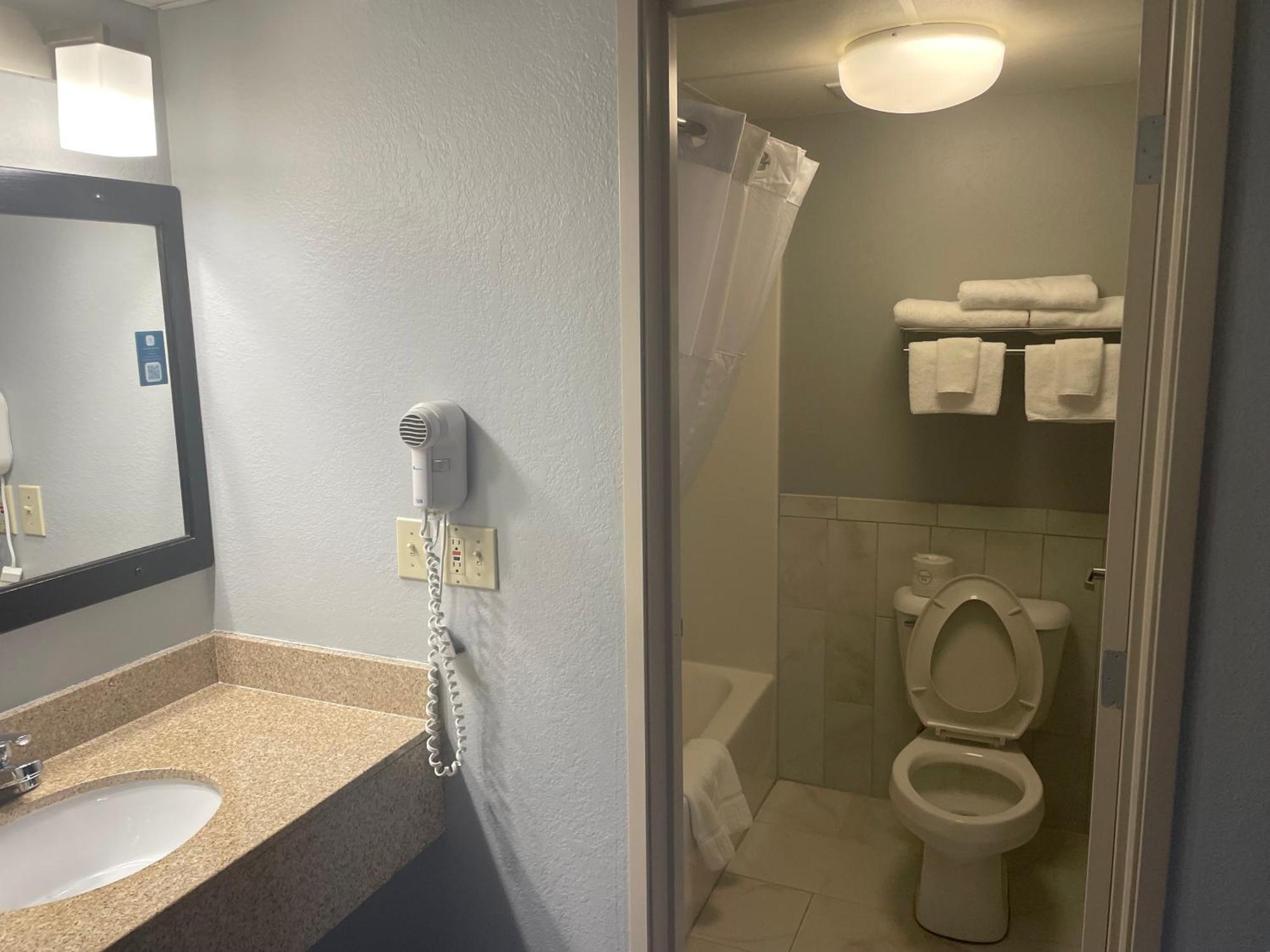 Americinn By Wyndham Hartford Wi Esterno foto