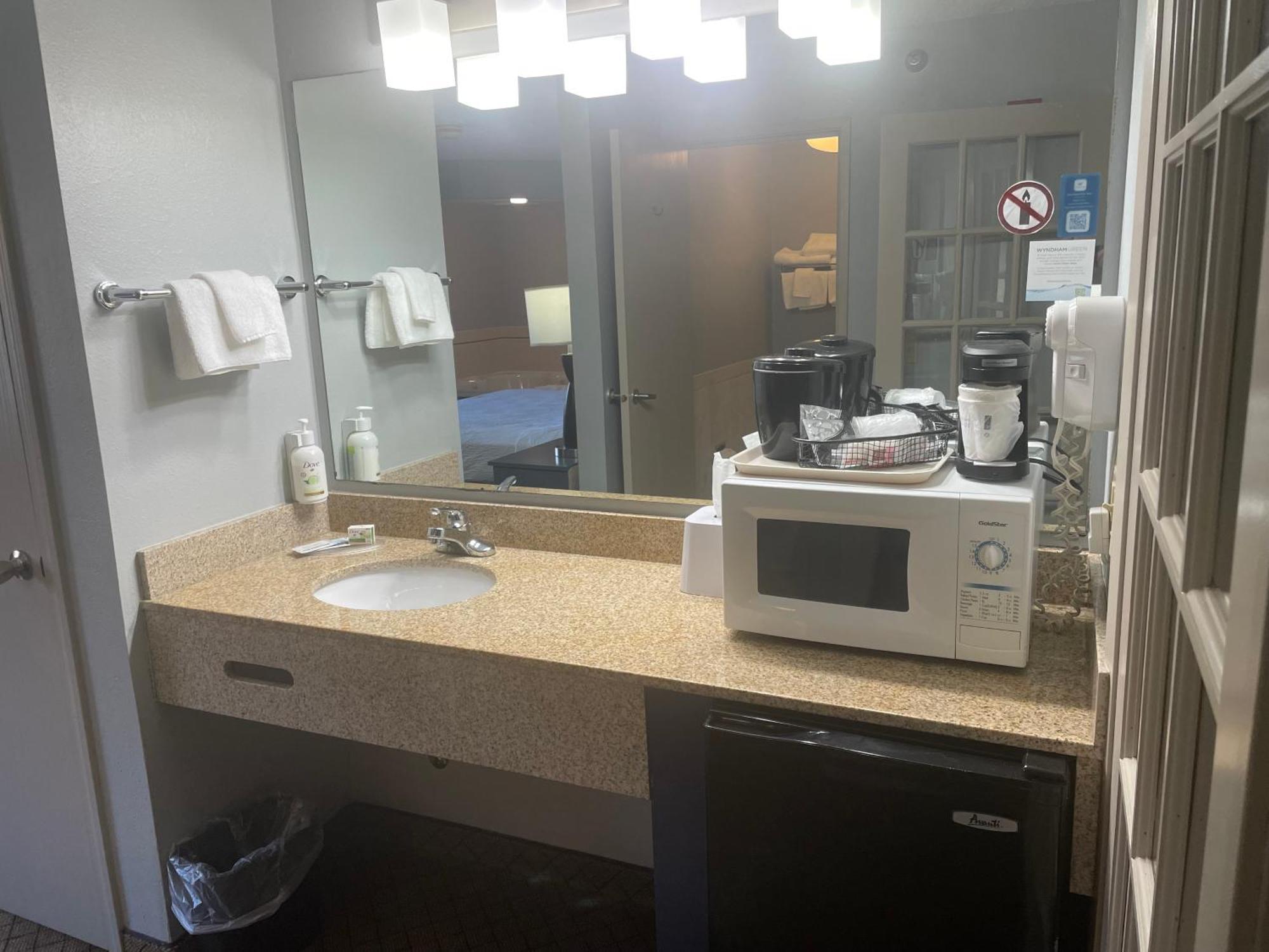 Americinn By Wyndham Hartford Wi Esterno foto